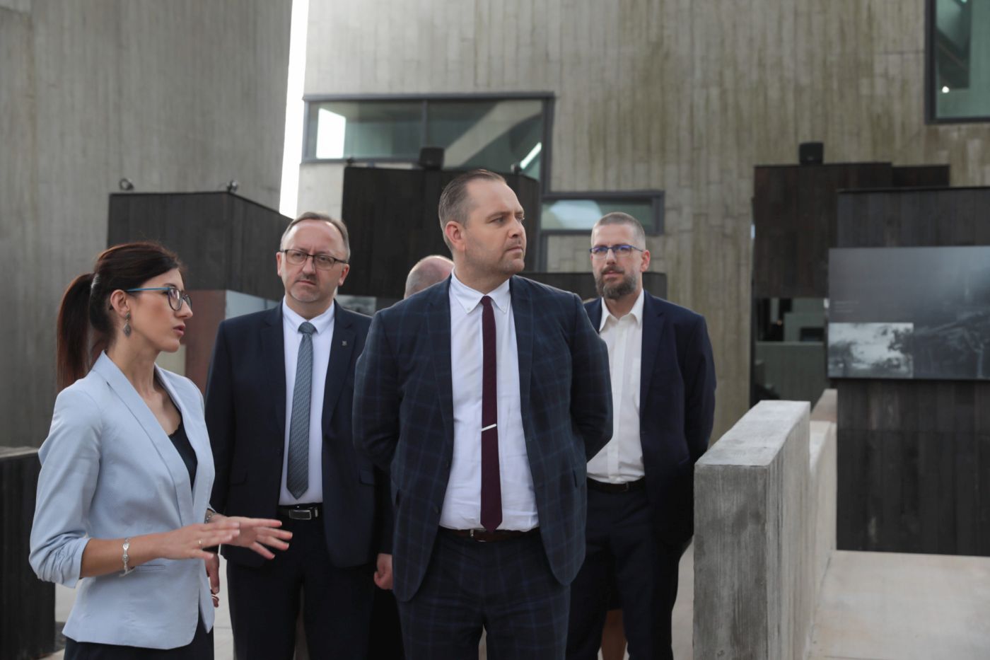 Wizyta prezesa IPN dr. Karola Nawrockiego w Mauzoleum Martyrologii Wsi Polskich w Michniowie – 15 września 2021. Fot. Mikołaj Bujak (IPN) Wizyta prezesa IPN dr. Karola Nawrockiego w Mauzoleum Martyrologii Wsi Polskich w Michniowie – 15 września 2021. Fot. Mikołaj Bujak (IPN)