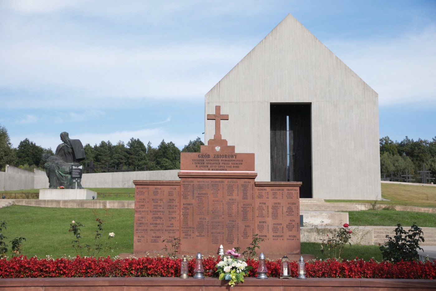 Wizyta prezesa IPN dr. Karola Nawrockiego w Mauzoleum Martyrologii Wsi Polskich w Michniowie – 15 września 2021. Fot. Mikołaj Bujak (IPN) Wizyta prezesa IPN dr. Karola Nawrockiego w Mauzoleum Martyrologii Wsi Polskich w Michniowie – 15 września 2021. Fot. Mikołaj Bujak (IPN)