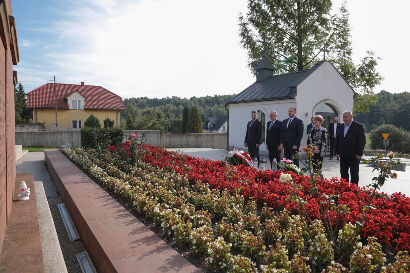 Wizyta prezesa IPN dr. Karola Nawrockiego w Mauzoleum Martyrologii Wsi Polskich w Michniowie – 15 września 2021. Fot. Mikołaj Bujak (IPN) Wizyta prezesa IPN dr. Karola Nawrockiego w Mauzoleum Martyrologii Wsi Polskich w Michniowie – 15 września 2021. Fot. Mikołaj Bujak (IPN)