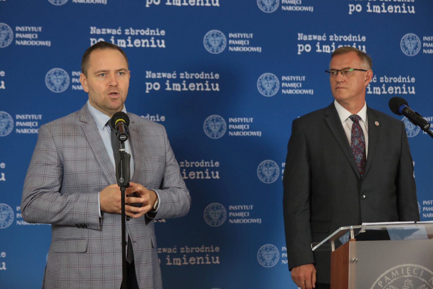 Konferencja prasowa prezesa IPN dr. Karola Nawrockiego i prok. Andrzeja Pozorskiego, kierującego pionem śledczym IPN – Warszawa, 20 września 2021. Fot. Mikołaj Bujak (IPN) Konferencja prasowa prezesa IPN dr. Karola Nawrockiego i prok. Andrzeja Pozorskiego, kierującego pionem śledczym IPN – Warszawa, 20 września 2021. Fot. Mikołaj Bujak (IPN)