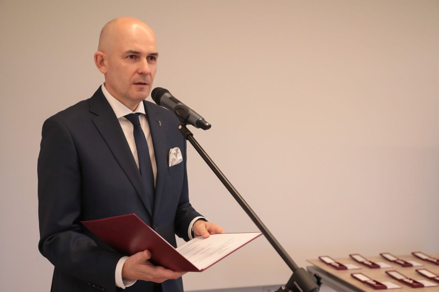 Dr hab. Rafał Reczek, dyrektor Oddziału IPN w Poznaniu, podczas uroczystości wręczenia Krzyży Wolności i Solidarności działaczom opozycji antykomunistycznej – Poznań, 21 września 2021. Fot. Mikołaj Bujak (IPN) Dr hab. Rafał Reczek, dyrektor Oddziału IPN w Poznaniu, podczas uroczystości wręczenia Krzyży Wolności i Solidarności działaczom opozycji antykomunistycznej – Poznań, 21 września 2021. Fot. Mikołaj Bujak (IPN)