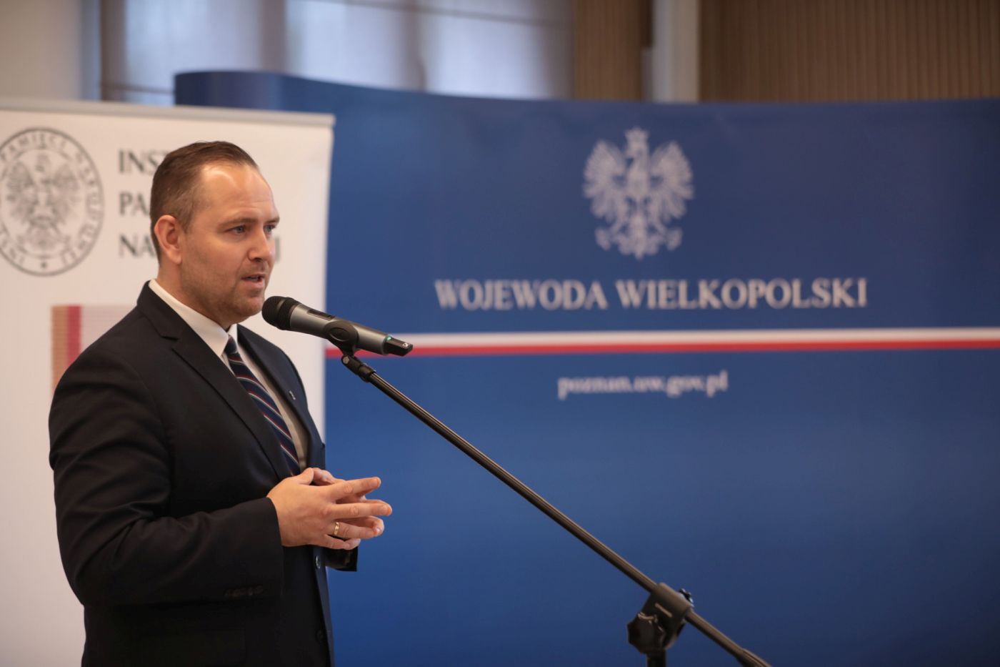 Prezes IPN dr Karol Nawrocki wręczył Krzyże Wolności i Solidarności dawnym opozycjonistom w Poznaniu – 21 września 2021. Fot. Mikołaj Bujak (IPN) Prezes IPN dr Karol Nawrocki wręczył Krzyże Wolności i Solidarności dawnym opozycjonistom w Poznaniu – 21 września 2021. Fot. Mikołaj Bujak (IPN)