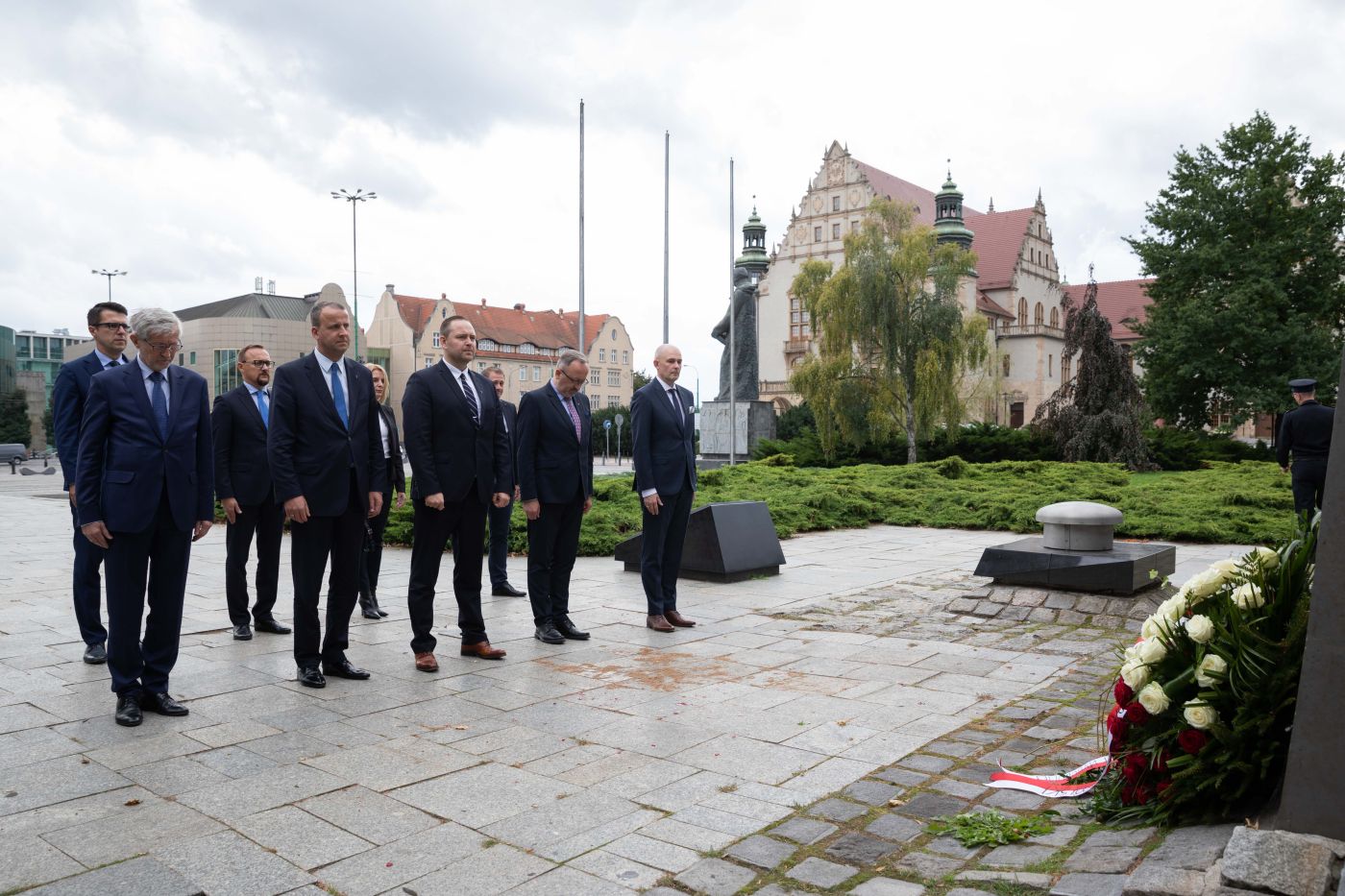 Złożenie kwiatów pod pomnikiem Ofiar Czerwca 1956 – Poznań, 21 września 2021. Fot. Mikołaj Bujak Złożenie kwiatów pod pomnikiem Ofiar Czerwca 1956 – Poznań, 21 września 2021. Fot. Mikołaj Bujak