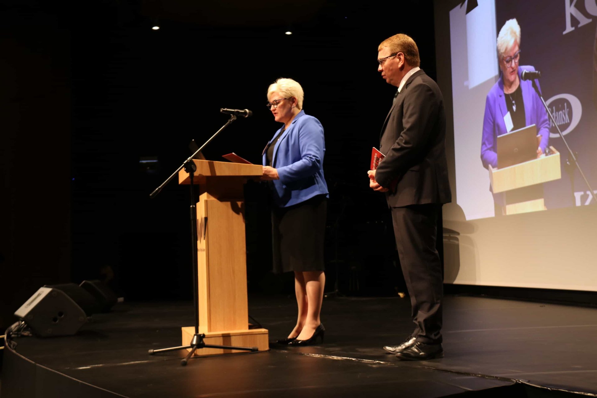 Pomorska kurator oświaty Małgorzata Bielang i dyrektor IPN w Gdańsku prof. Mirosław Golon podczas konferencji „Bez przedawnienia...” – Gdańsk, 9 września 2021