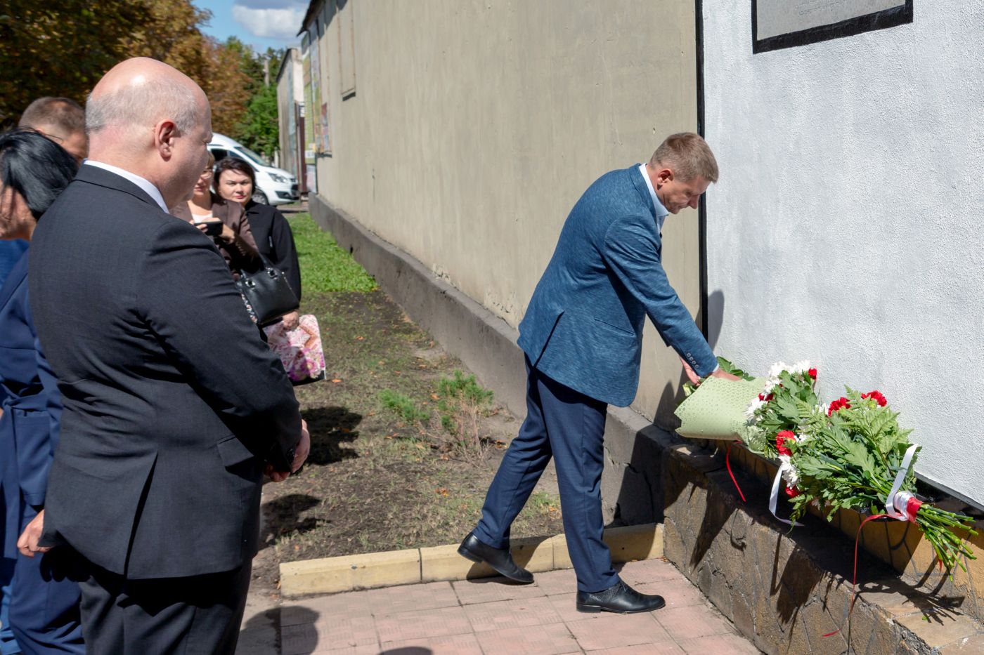 Po otwarciu wystawy delegacja złożyła kwiaty pod tablicą pamiątkową na murze klasztoru, gdzie w latach 1939–1940 mieścił się obóz NKWD dla polskich żołnierzy. Fot. Włodzimierz Kołomacki Po otwarciu wystawy delegacja złożyła kwiaty pod tablicą pamiątkową na murze klasztoru, gdzie w latach 1939–1940 mieścił się obóz NKWD dla polskich żołnierzy. Fot. Włodzimierz Kołomacki