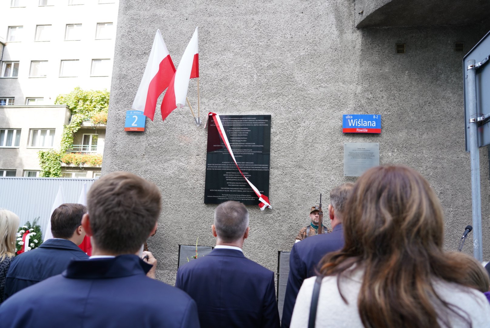 Uroczystość odsłonięcia tablicy upamiętniającej bohaterskie siostry urszulanki z patrolu sanitarnego Wojskowej Służby Kobiet Obwodu I AK Śródmieście – Warszawa, 28 września 2021. Fot. Mateusz Niegowski (IPN) Uroczystość odsłonięcia tablicy upamiętniającej bohaterskie siostry urszulanki z patrolu sanitarnego Wojskowej Służby Kobiet Obwodu I AK Śródmieście – Warszawa, 28 września 2021. Fot. Mateusz Niegowski (IPN)