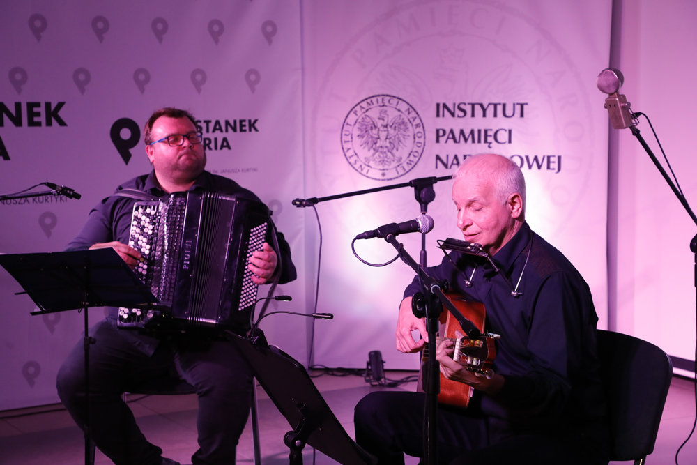 Koncert Sławomira Zygmunta „Z wiatrem” z okazji 100-lecia urodzin Krzysztofa Kamila Baczyńskiego – Warszawa, 28 września 2021. Fot. Piotr Życieński (IPN) Koncert Sławomira Zygmunta „Z wiatrem” z okazji 100-lecia urodzin Krzysztofa Kamila Baczyńskiego – Warszawa, 28 września 2021. Fot. Piotr Życieński (IPN)