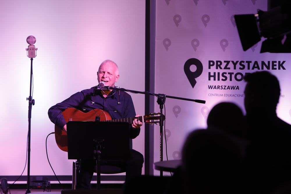 Koncert Sławomira Zygmunta „Z wiatrem” z okazji 100-lecia urodzin Krzysztofa Kamila Baczyńskiego – Warszawa, 28 września 2021. Fot. Piotr Życieński (IPN) Koncert Sławomira Zygmunta „Z wiatrem” z okazji 100-lecia urodzin Krzysztofa Kamila Baczyńskiego – Warszawa, 28 września 2021. Fot. Piotr Życieński (IPN)