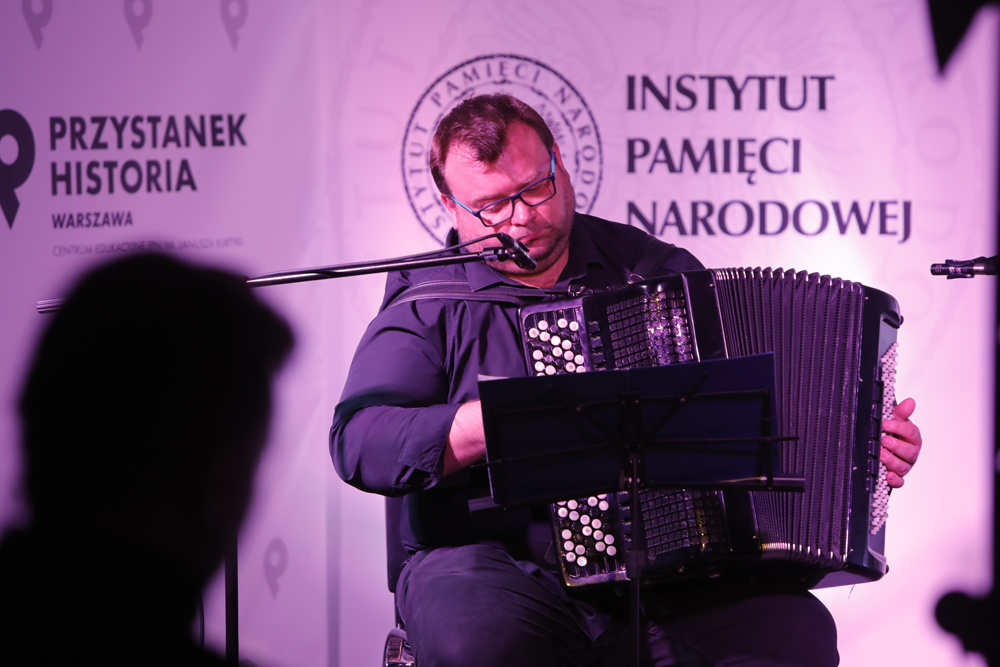 Koncert Sławomira Zygmunta „Z wiatrem” z okazji 100-lecia urodzin Krzysztofa Kamila Baczyńskiego – Warszawa, 28 września 2021. Fot. Piotr Życieński (IPN) Koncert Sławomira Zygmunta „Z wiatrem” z okazji 100-lecia urodzin Krzysztofa Kamila Baczyńskiego – Warszawa, 28 września 2021. Fot. Piotr Życieński (IPN)