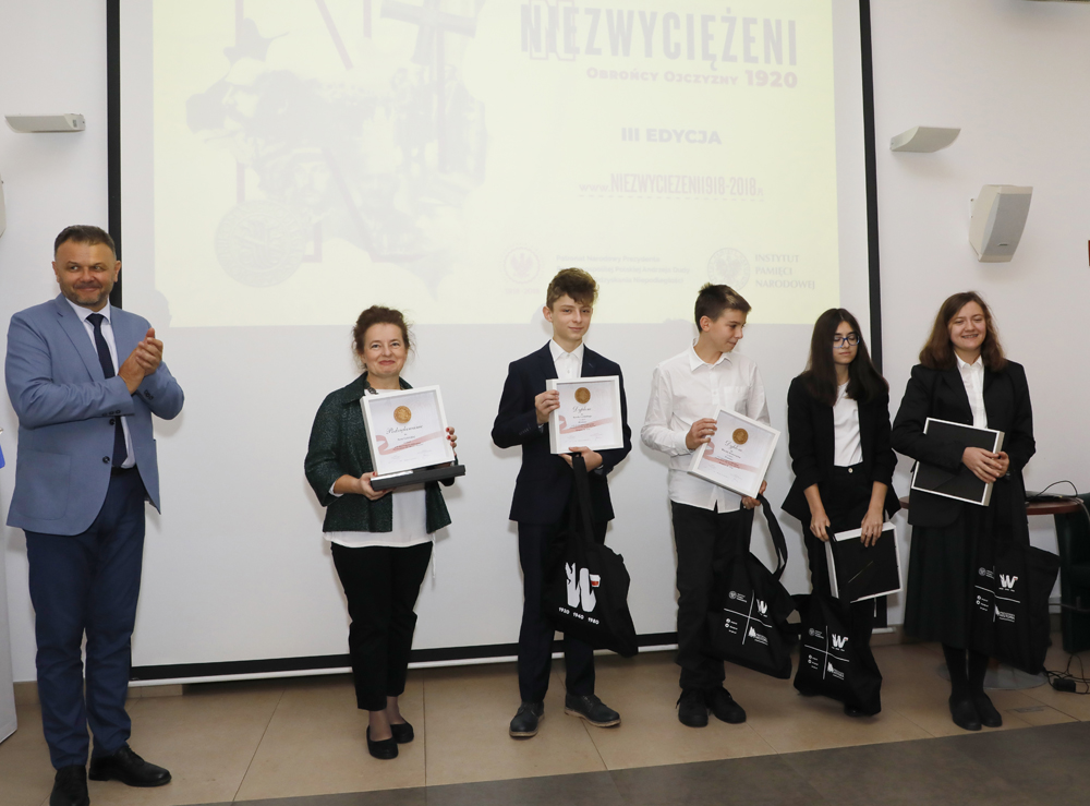 Gala Finałowa III edycji konkursu „Niezwyciężeni 1920. Obrońcy Ojczyzny” – 27 września 2021. Fot. Piotr Życieński (IPN) Gala Finałowa III edycji konkursu „Niezwyciężeni 1920. Obrońcy Ojczyzny” – 27 września 2021. Fot. Piotr Życieński (IPN)