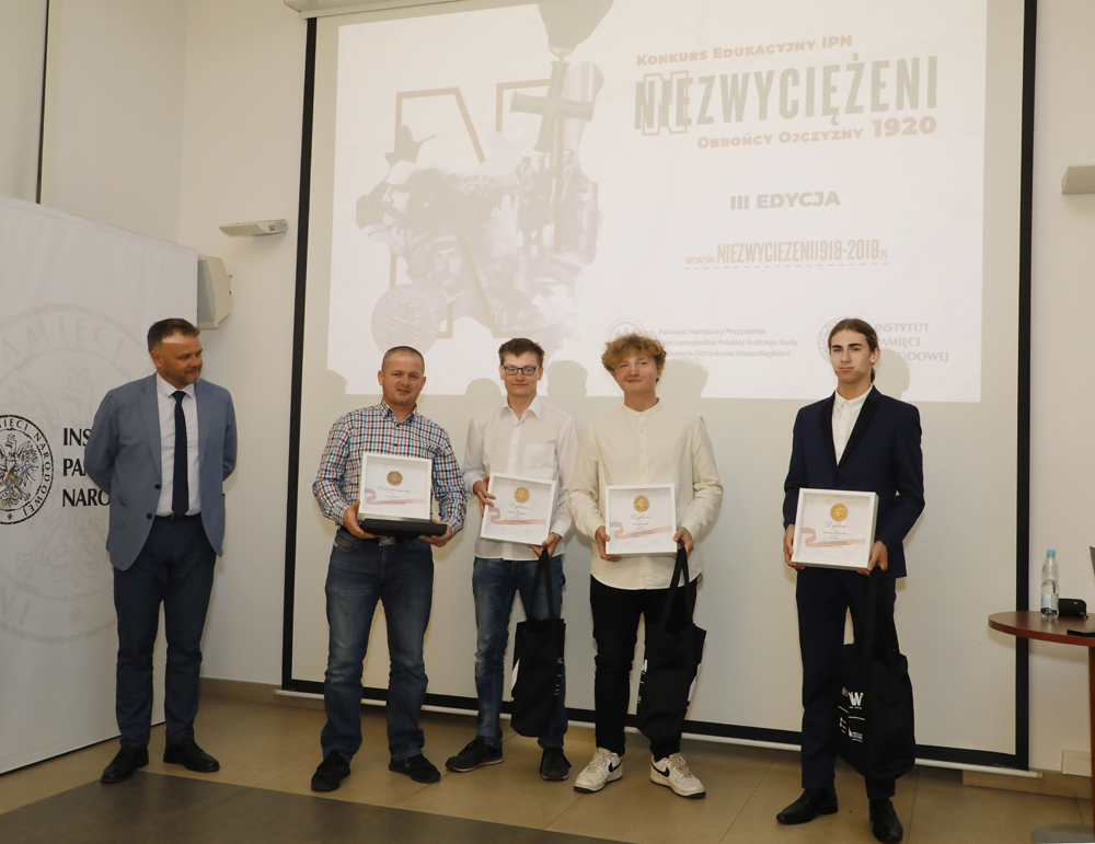 Gala Finałowa III edycji konkursu „Niezwyciężeni 1920. Obrońcy Ojczyzny” – 27 września 2021. Fot. Piotr Życieński (IPN) Gala Finałowa III edycji konkursu „Niezwyciężeni 1920. Obrońcy Ojczyzny” – 27 września 2021. Fot. Piotr Życieński (IPN)