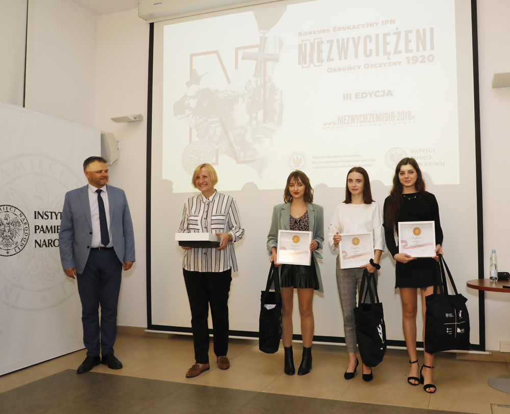 Gala Finałowa III edycji konkursu „Niezwyciężeni 1920. Obrońcy Ojczyzny” – 27 września 2021. Fot. Piotr Życieński (IPN) Gala Finałowa III edycji konkursu „Niezwyciężeni 1920. Obrońcy Ojczyzny” – 27 września 2021. Fot. Piotr Życieński (IPN)