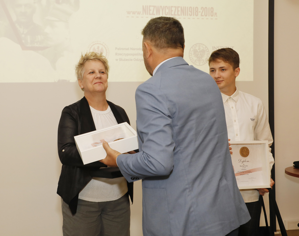 Gala Finałowa III edycji konkursu „Niezwyciężeni 1920. Obrońcy Ojczyzny” – 27 września 2021. Fot. Piotr Życieński (IPN) Gala Finałowa III edycji konkursu „Niezwyciężeni 1920. Obrońcy Ojczyzny” – 27 września 2021. Fot. Piotr Życieński (IPN)