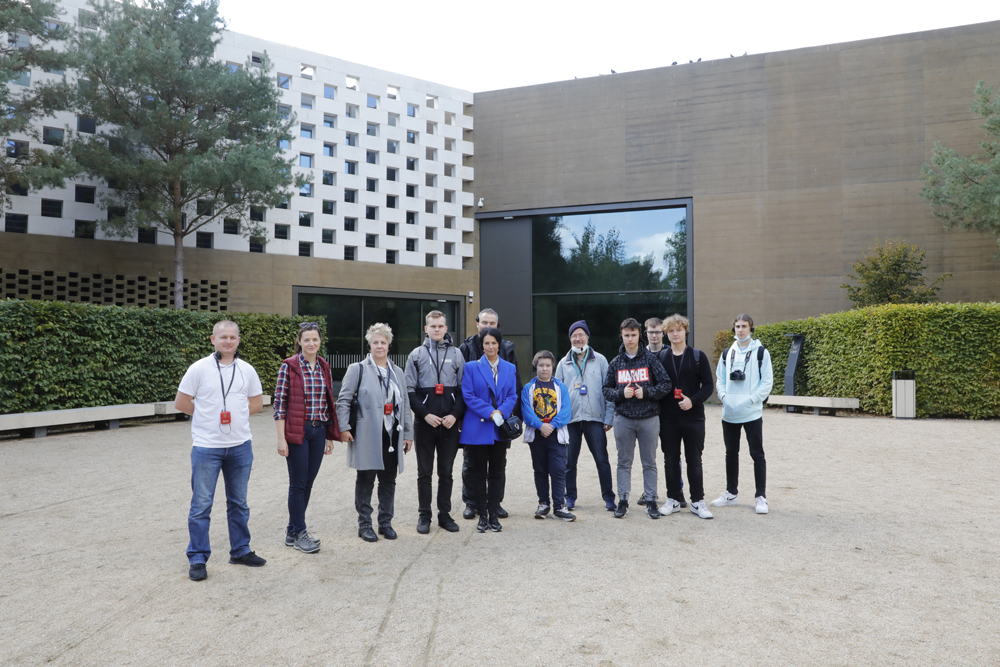 Wizyta laureatów konkursu „Niezwyciężeni 1920. Obrońcy Ojczyzny” w Muzeum Józefa Piłsudskiego w Sulejówku – 27 września 2021. Fot. Piotr Życieński (IPN) Wizyta laureatów konkursu „Niezwyciężeni 1920. Obrońcy Ojczyzny” w Muzeum Józefa Piłsudskiego w Sulejówku – 27 września 2021. Fot. Piotr Życieński (IPN)