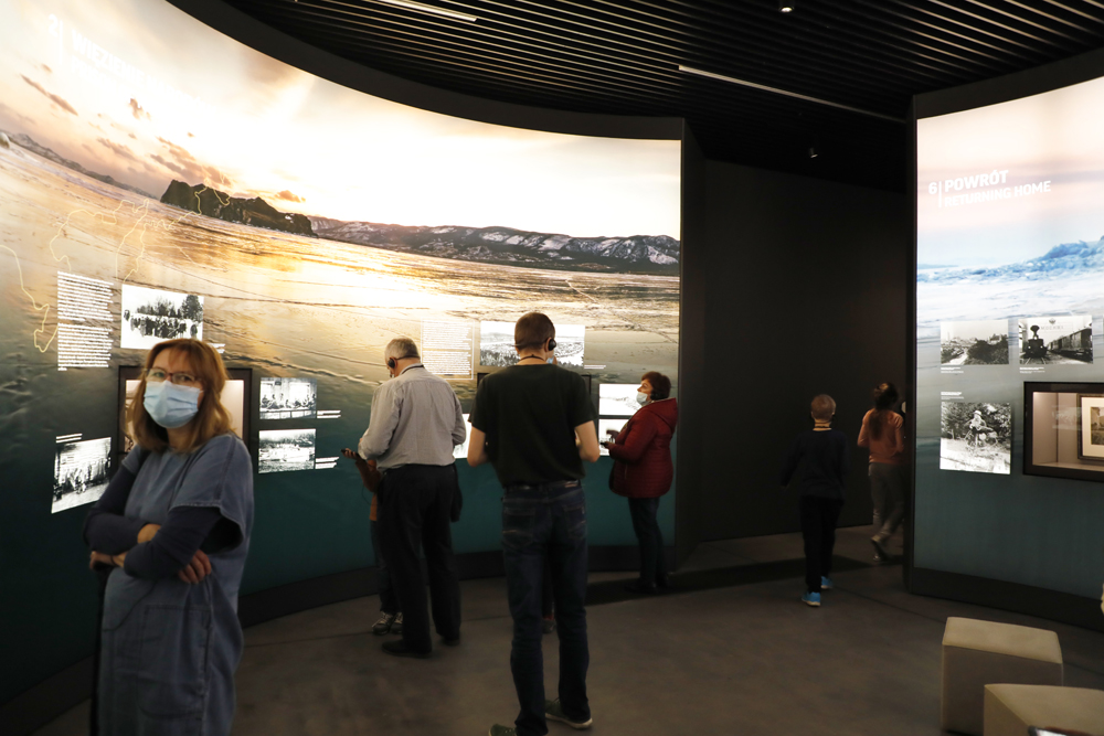 Wizyta laureatów konkursu „Niezwyciężeni 1920. Obrońcy Ojczyzny” w Muzeum Józefa Piłsudskiego w Sulejówku – 27 września 2021. Fot. Piotr Życieński (IPN) Wizyta laureatów konkursu „Niezwyciężeni 1920. Obrońcy Ojczyzny” w Muzeum Józefa Piłsudskiego w Sulejówku – 27 września 2021. Fot. Piotr Życieński (IPN)