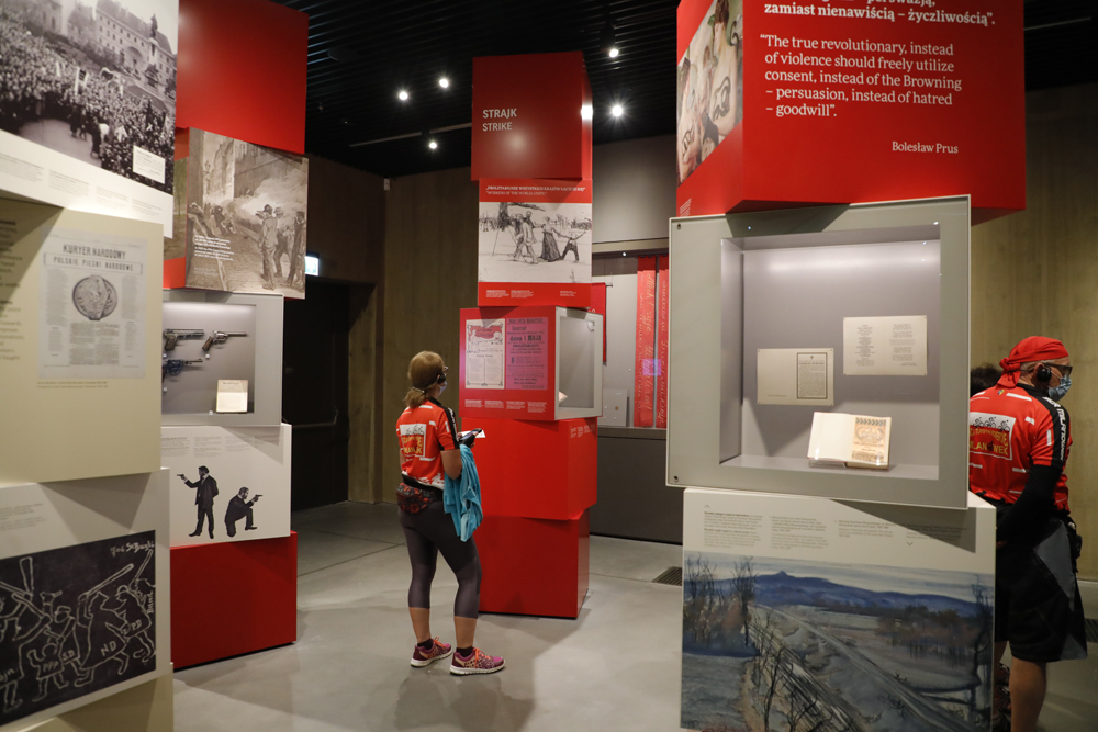 Wizyta laureatów konkursu „Niezwyciężeni 1920. Obrońcy Ojczyzny” w Muzeum Józefa Piłsudskiego w Sulejówku – 27 września 2021. Fot. Piotr Życieński (IPN) Wizyta laureatów konkursu „Niezwyciężeni 1920. Obrońcy Ojczyzny” w Muzeum Józefa Piłsudskiego w Sulejówku – 27 września 2021. Fot. Piotr Życieński (IPN)