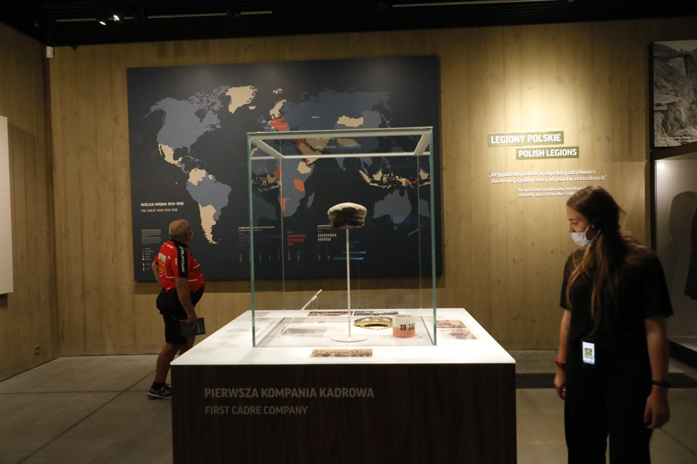 Wizyta laureatów konkursu „Niezwyciężeni 1920. Obrońcy Ojczyzny” w Muzeum Józefa Piłsudskiego w Sulejówku – 27 września 2021. Fot. Piotr Życieński (IPN) Wizyta laureatów konkursu „Niezwyciężeni 1920. Obrońcy Ojczyzny” w Muzeum Józefa Piłsudskiego w Sulejówku – 27 września 2021. Fot. Piotr Życieński (IPN)