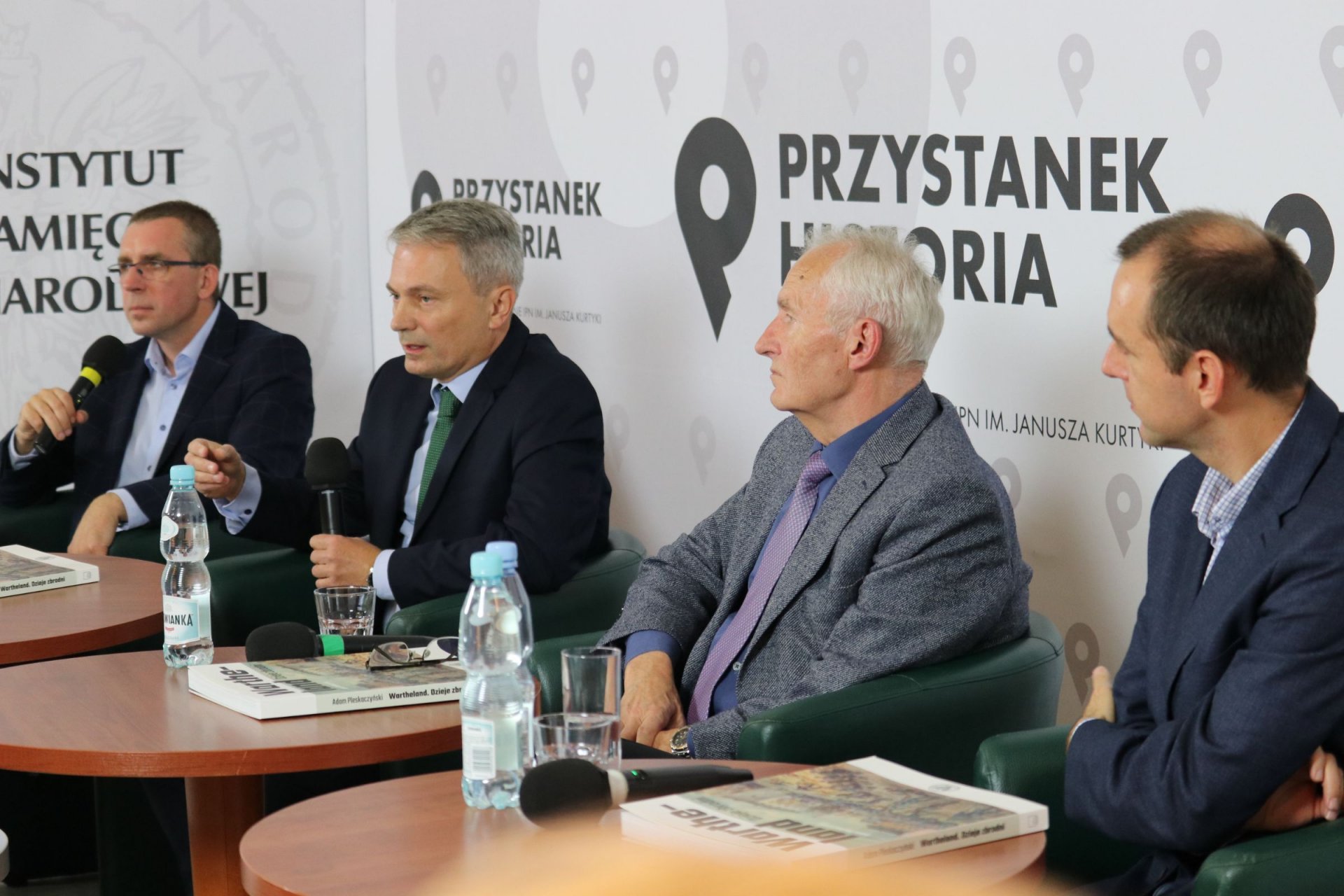 Od lewej: Rafał Dudkiewicz, dr Adam Pleskaczyński, dr hab. Janusz Wróbel, dr Bogumił Rudawski. Dyskusja o książce „Wartheland. Dzieje zbrodni” – Warszawa, 8 października 2021. Fot. Aleksandra Wierzchowska (IPN) Od lewej: Rafał Dudkiewicz, dr Adam Pleskaczyński, dr hab. Janusz Wróbel, dr Bogumił Rudawski. Dyskusja o książce „Wartheland. Dzieje zbrodni” – Warszawa, 8 października 2021. Fot. Aleksandra Wierzchowska (IPN)