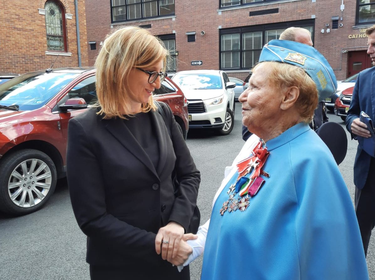 Dyrektor AIPN Marzena Kruk i Helena Knapczyk, członkini Korpusu Pomocniczego Pań przy SWAP. Fot. R. Poboży (AIPN) Dyrektor AIPN Marzena Kruk i Helena Knapczyk, członkini Korpusu Pomocniczego Pań przy SWAP. Fot. R. Poboży (AIPN)