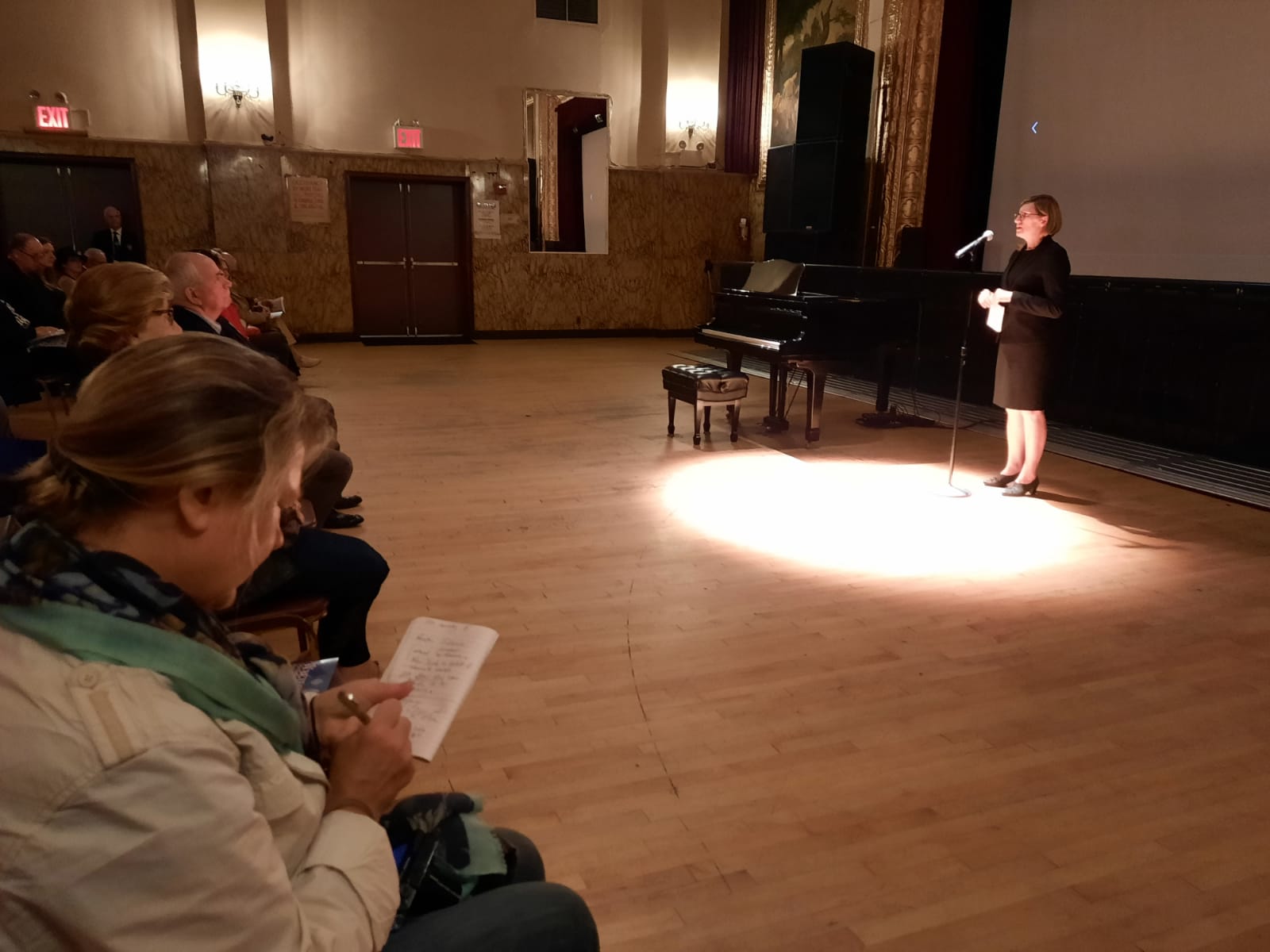 Dyrektor AIPN Marzena Kruk podczas projekcji w Polskim Domu Narodowym. Fot. R. Poboży (AIPN) Dyrektor AIPN Marzena Kruk podczas projekcji w Polskim Domu Narodowym. Fot. R. Poboży (AIPN)