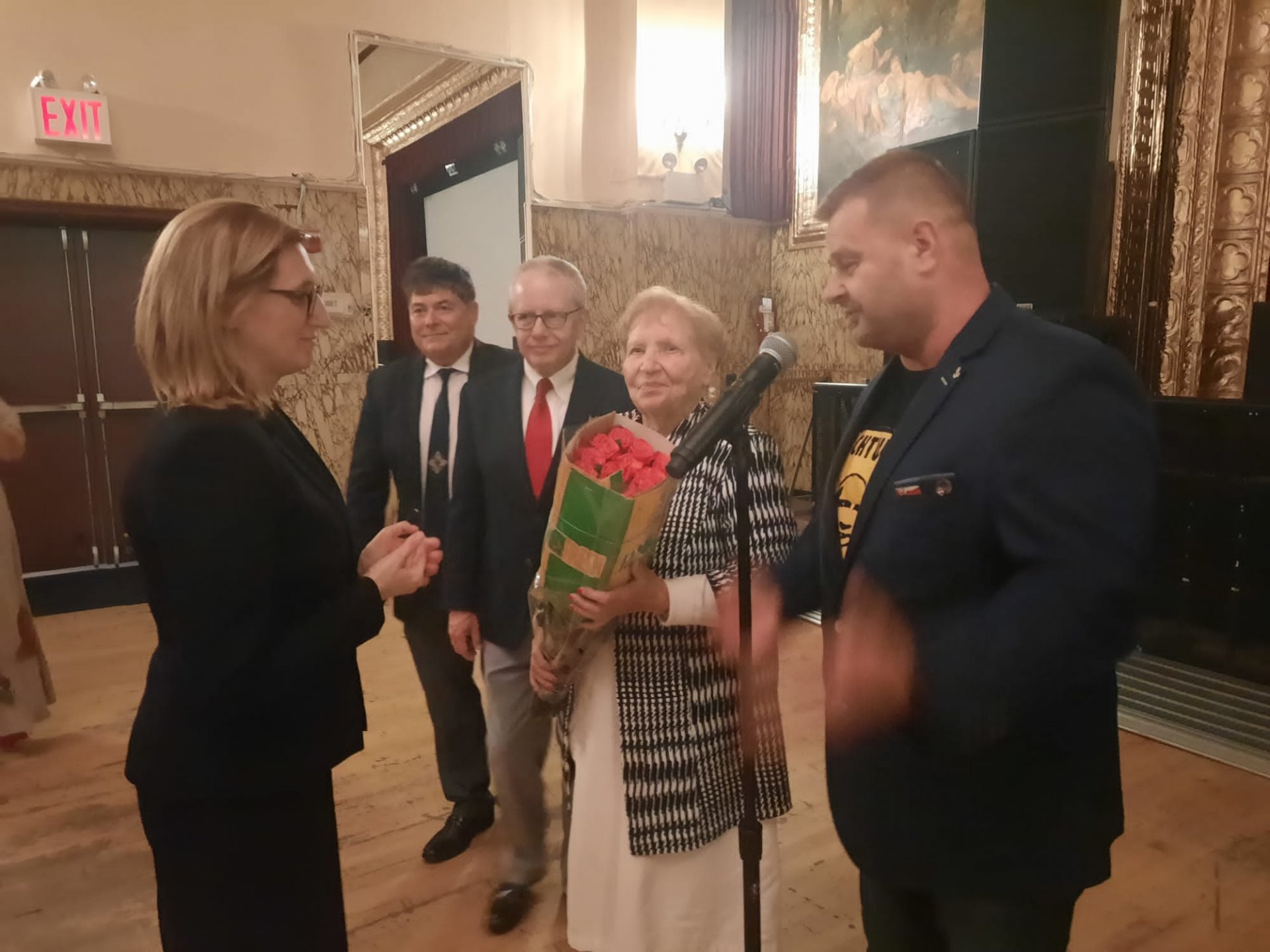 Dyrektor AIPN Marzena Kruk, Timothy L. Kuzma z Polish Falcons of America, Tomasz Antoniak, Helena Knapczyk. Fot. R. Poboży (AIPN) Dyrektor AIPN Marzena Kruk, Timothy L. Kuzma z Polish Falcons of America, Tomasz Antoniak, Helena Knapczyk. Fot. R. Poboży (AIPN)