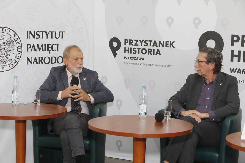 Dyskusja „Na tropie zdrady elit – spojrzenie Jerzego Łojka” – Warszawa, 20 października 2021. Fot. Piotr Życieński (IPN) Dyskusja „Na tropie zdrady elit – spojrzenie Jerzego Łojka” – Warszawa, 20 października 2021. Fot. Piotr Życieński (IPN)