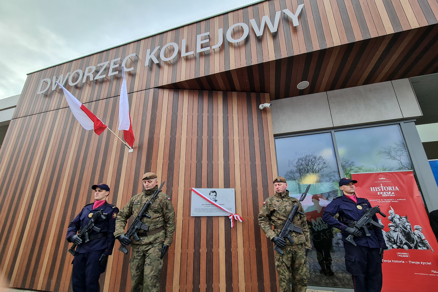 Uroczystość nadania dworcowi kolejowemu w Ciechanowie imienia por. Romana Dziemieszkiewicza – 23 października 2021. Fot. Sławek Kasper (IPN) Uroczystość nadania dworcowi kolejowemu w Ciechanowie imienia por. Romana Dziemieszkiewicza – 23 października 2021. Fot. Sławek Kasper (IPN)