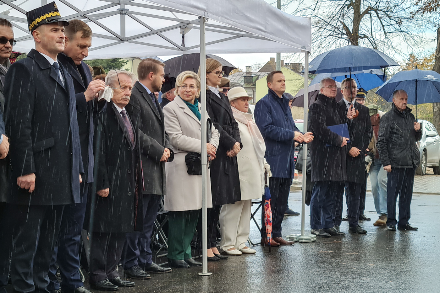 Uroczystość nadania dworcowi kolejowemu w Ciechanowie imienia por. Romana Dziemieszkiewicza – 23 października 2021. Fot. Sławek Kasper (IPN) Uroczystość nadania dworcowi kolejowemu w Ciechanowie imienia por. Romana Dziemieszkiewicza – 23 października 2021. Fot. Sławek Kasper (IPN)