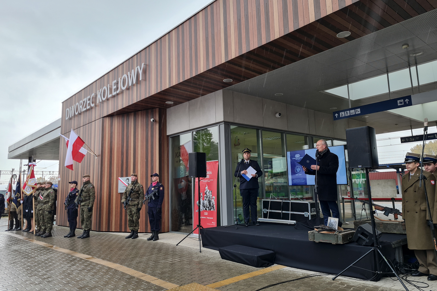 Wiceprezes IPN dr hab. Krzysztof Szwagrzyk odczytał list prezesa IPN dr. Karola Nawrockiego do uczestników uroczystości w Ciechanowie – 23 października 2021. Fot. Sławek Kasper (IPN) Wiceprezes IPN dr hab. Krzysztof Szwagrzyk odczytał list prezesa IPN dr. Karola Nawrockiego do uczestników uroczystości w Ciechanowie – 23 października 2021. Fot. Sławek Kasper (IPN)