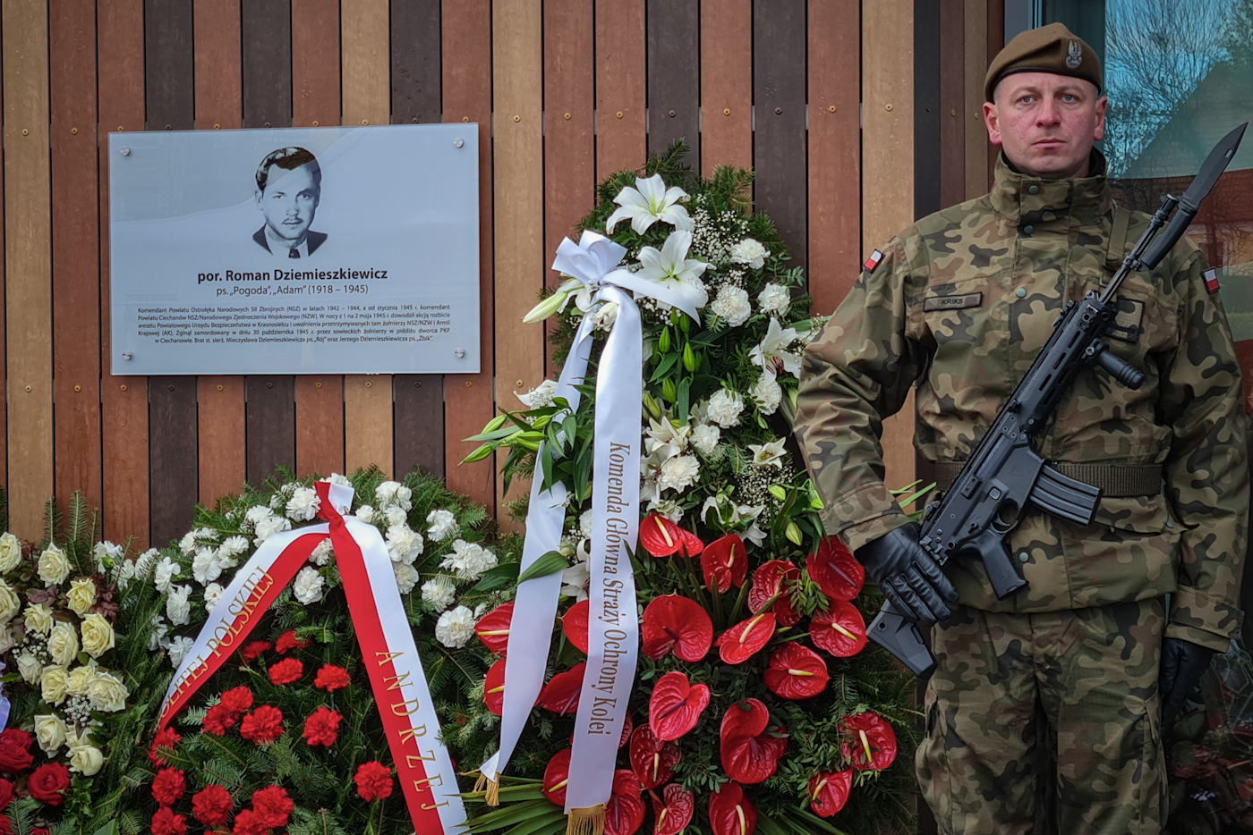 Uroczystość nadania dworcowi kolejowemu w Ciechanowie imienia por. Romana Dziemieszkiewicza – 23 października 2021. Fot. Sławek Kasper (IPN) Uroczystość nadania dworcowi kolejowemu w Ciechanowie imienia por. Romana Dziemieszkiewicza – 23 października 2021. Fot. Sławek Kasper (IPN)