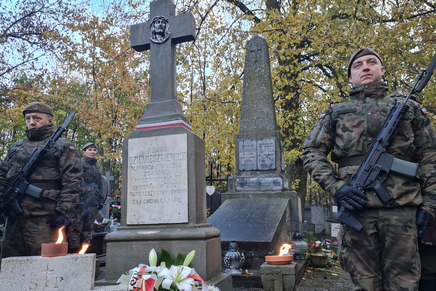 Przy grobie por. Romana Dziemieszkiewicza na cmentarzu parafialnym przy ul. Płońskiej w Ciechanowie – 23 października 2021. Fot. Sławek Kasper (IPN) Przy grobie por. Romana Dziemieszkiewicza na cmentarzu parafialnym przy ul. Płońskiej w Ciechanowie – 23 października 2021. Fot. Sławek Kasper (IPN)