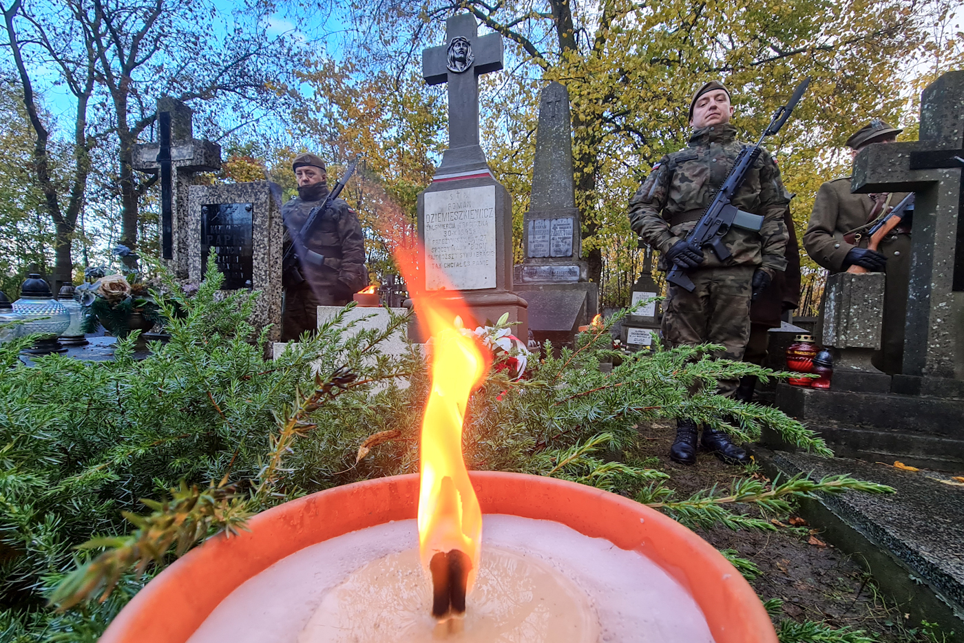 Przy grobie por. Romana Dziemieszkiewicza na cmentarzu parafialnym przy ul. Płońskiej w Ciechanowie – 23 października 2021. Fot. Sławek Kasper (IPN) Przy grobie por. Romana Dziemieszkiewicza na cmentarzu parafialnym przy ul. Płońskiej w Ciechanowie – 23 października 2021. Fot. Sławek Kasper (IPN)