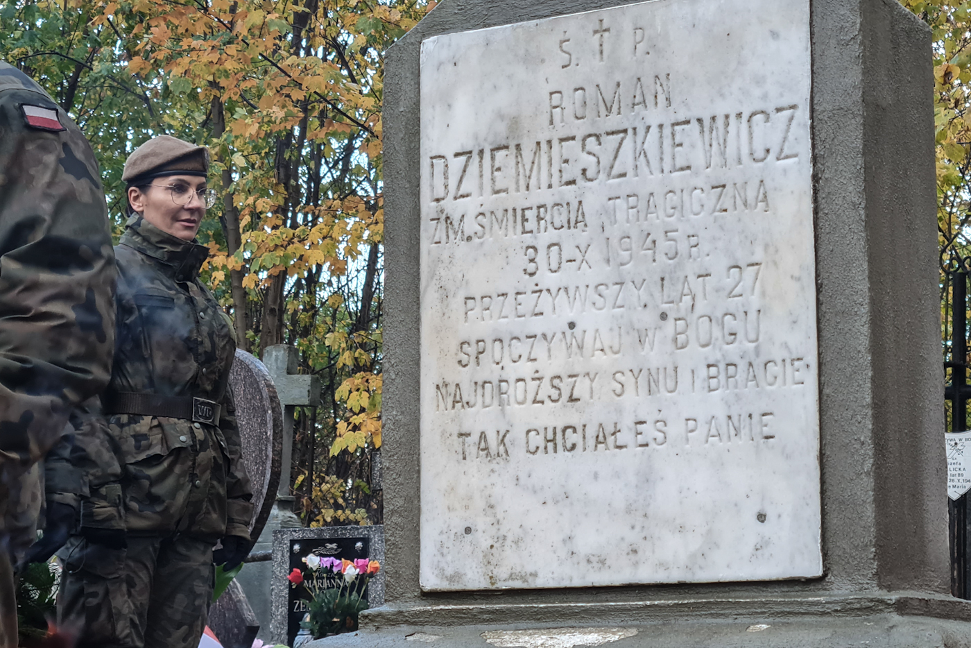 Przy grobie por. Romana Dziemieszkiewicza na cmentarzu parafialnym przy ul. Płońskiej w Ciechanowie – 23 października 2021. Fot. Sławek Kasper (IPN) Przy grobie por. Romana Dziemieszkiewicza na cmentarzu parafialnym przy ul. Płońskiej w Ciechanowie – 23 października 2021. Fot. Sławek Kasper (IPN)