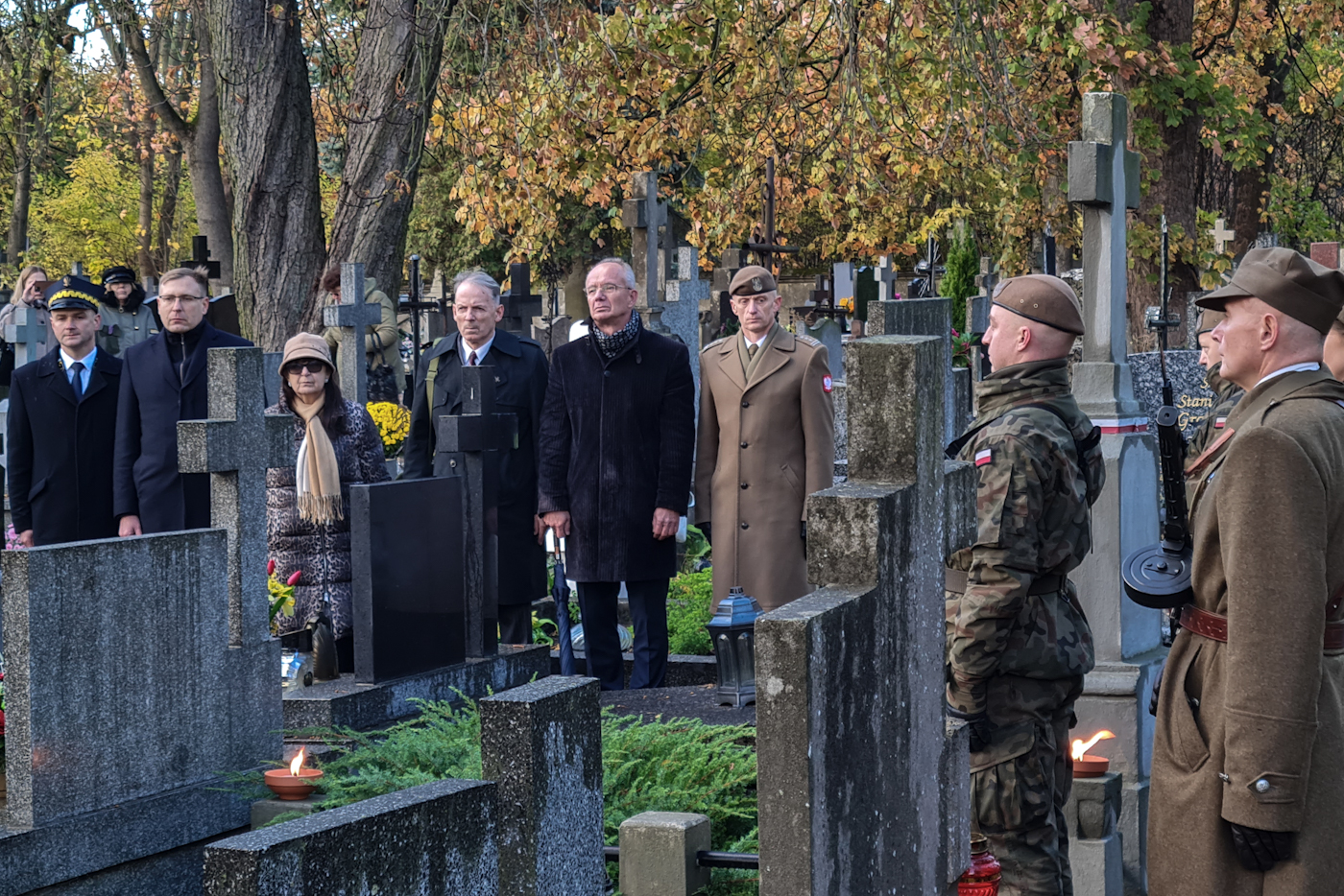 Przy grobie por. Romana Dziemieszkiewicza na cmentarzu parafialnym przy ul. Płońskiej w Ciechanowie – 23 października 2021. Fot. Sławek Kasper (IPN) Przy grobie por. Romana Dziemieszkiewicza na cmentarzu parafialnym przy ul. Płońskiej w Ciechanowie – 23 października 2021. Fot. Sławek Kasper (IPN)