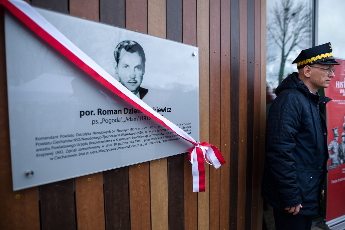 Uroczystość nadania dworcowi kolejowemu w Ciechanowie imienia por. Romana Dziemieszkiewicza – 23 października 2021. Fot. Sławek Kasper (IPN) Uroczystość nadania dworcowi kolejowemu w Ciechanowie imienia por. Romana Dziemieszkiewicza – 23 października 2021. Fot. Sławek Kasper (IPN)