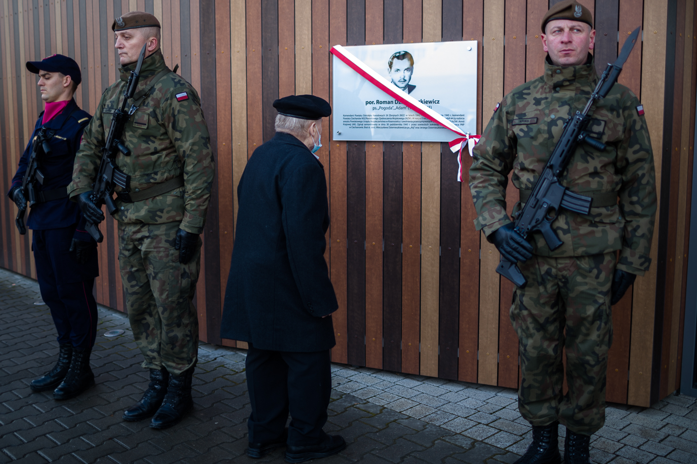 Uroczystość nadania dworcowi kolejowemu w Ciechanowie imienia por. Romana Dziemieszkiewicza – 23 października 2021. Fot. Sławek Kasper (IPN) Uroczystość nadania dworcowi kolejowemu w Ciechanowie imienia por. Romana Dziemieszkiewicza – 23 października 2021. Fot. Sławek Kasper (IPN)