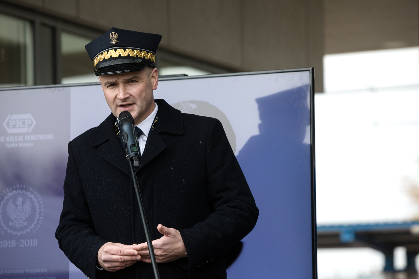 Uroczystość nadania dworcowi kolejowemu w Ciechanowie imienia por. Romana Dziemieszkiewicza – 23 października 2021. Fot. Sławek Kasper (IPN) Uroczystość nadania dworcowi kolejowemu w Ciechanowie imienia por. Romana Dziemieszkiewicza – 23 października 2021. Fot. Sławek Kasper (IPN)