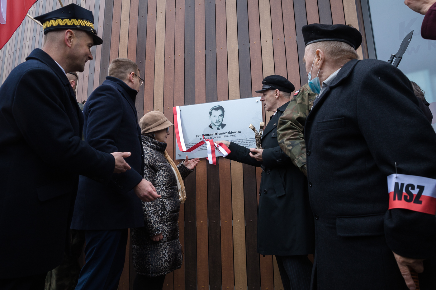 Uroczystość nadania dworcowi kolejowemu w Ciechanowie imienia por. Romana Dziemieszkiewicza – 23 października 2021. Fot. Sławek Kasper (IPN) Uroczystość nadania dworcowi kolejowemu w Ciechanowie imienia por. Romana Dziemieszkiewicza – 23 października 2021. Fot. Sławek Kasper (IPN)