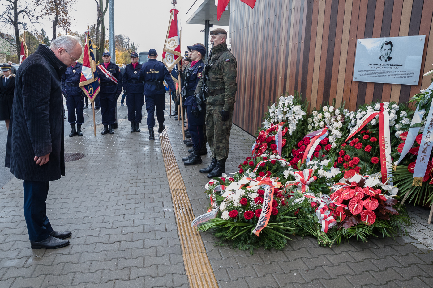 Uroczystość nadania dworcowi kolejowemu w Ciechanowie imienia por. Romana Dziemieszkiewicza – 23 października 2021. Fot. Sławek Kasper (IPN) Uroczystość nadania dworcowi kolejowemu w Ciechanowie imienia por. Romana Dziemieszkiewicza – 23 października 2021. Fot. Sławek Kasper (IPN)