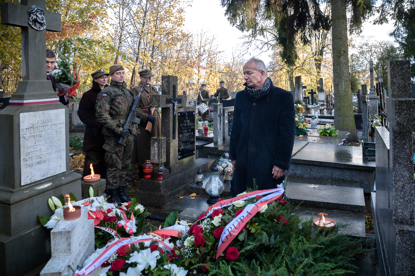 Przy grobie por. Romana Dziemieszkiewicza na cmentarzu parafialnym przy ul. Płońskiej w Ciechanowie – 23 października 2021. Fot. Sławek Kasper (IPN) Przy grobie por. Romana Dziemieszkiewicza na cmentarzu parafialnym przy ul. Płońskiej w Ciechanowie – 23 października 2021. Fot. Sławek Kasper (IPN)