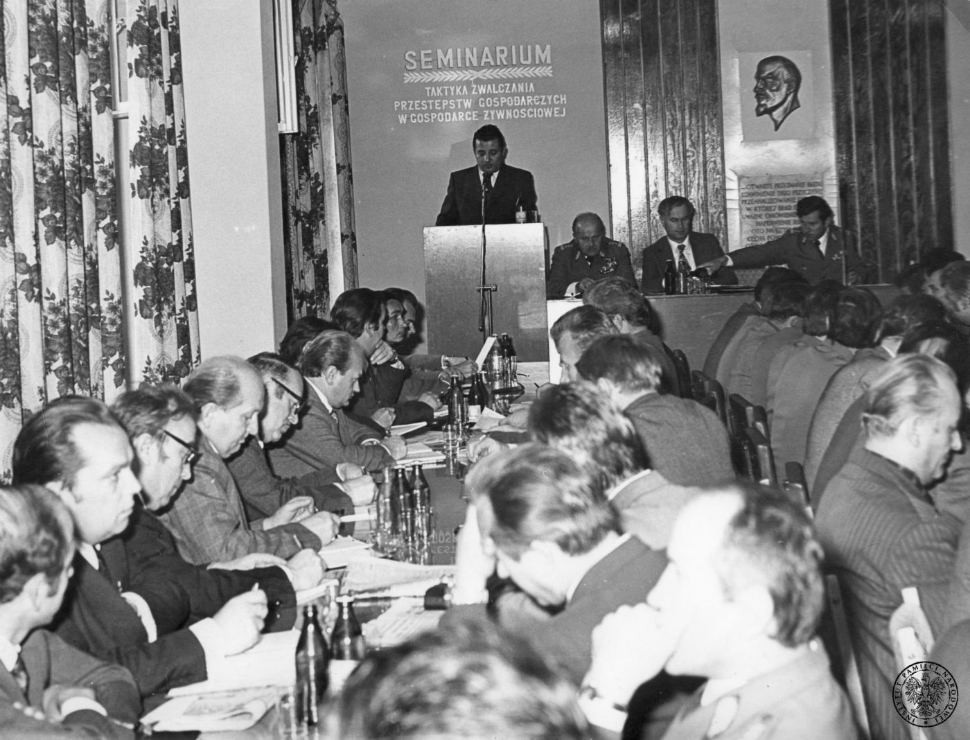 Seminarium w siedzibie WUSW w Szczecinie poświęcone „taktyce zwalczania przestępstw gospodarczych w gospodarce żywnościowej”, lata 70. XX w. Fot. z zasobu IPN Seminarium w siedzibie WUSW w Szczecinie poświęcone „taktyce zwalczania przestępstw gospodarczych w gospodarce żywnościowej”, lata 70. XX w. Fot. z zasobu IPN