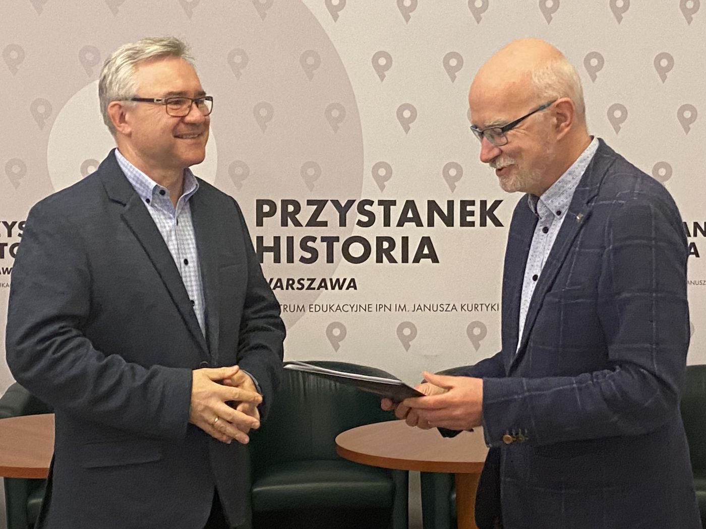 Dyplom dla Sławomira Kaniastego (z lewej), nauczyciela historii nominowanego do Nagrody im. Grażyny Langowskiej – Warszawa, 10 listopada 2021. Fot. Adrianna Krzywik (IPN) Dyplom dla Sławomira Kaniastego (z lewej), nauczyciela historii nominowanego do Nagrody im. Grażyny Langowskiej – Warszawa, 10 listopada 2021. Fot. Adrianna Krzywik (IPN)