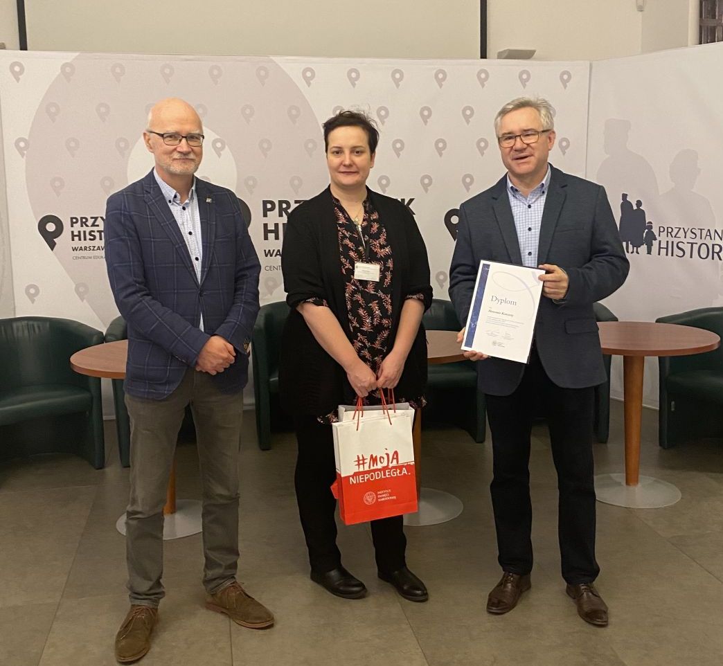 Dyplom dla Sławomira Kaniastego, nauczyciela historii nominowanego do Nagrody im. Grażyny Langowskiej – Warszawa, 10 listopada 2021. Fot. Adrianna Krzywik (IPN) Dyplom dla Sławomira Kaniastego, nauczyciela historii nominowanego do Nagrody im. Grażyny Langowskiej – Warszawa, 10 listopada 2021. Fot. Adrianna Krzywik (IPN)