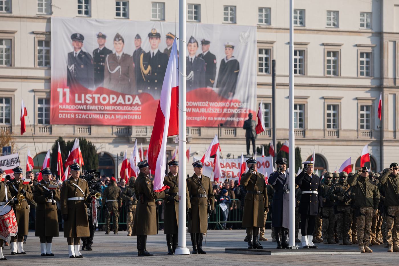 Obchody Narodowego Święta Niepodległości na placu Marszałka Piłsudskiego w Warszawie – 11 listopada 2021. Fot. Mikołaj Bujak (IPN) Obchody Narodowego Święta Niepodległości na placu Marszałka Piłsudskiego w Warszawie – 11 listopada 2021. Fot. Mikołaj Bujak (IPN)