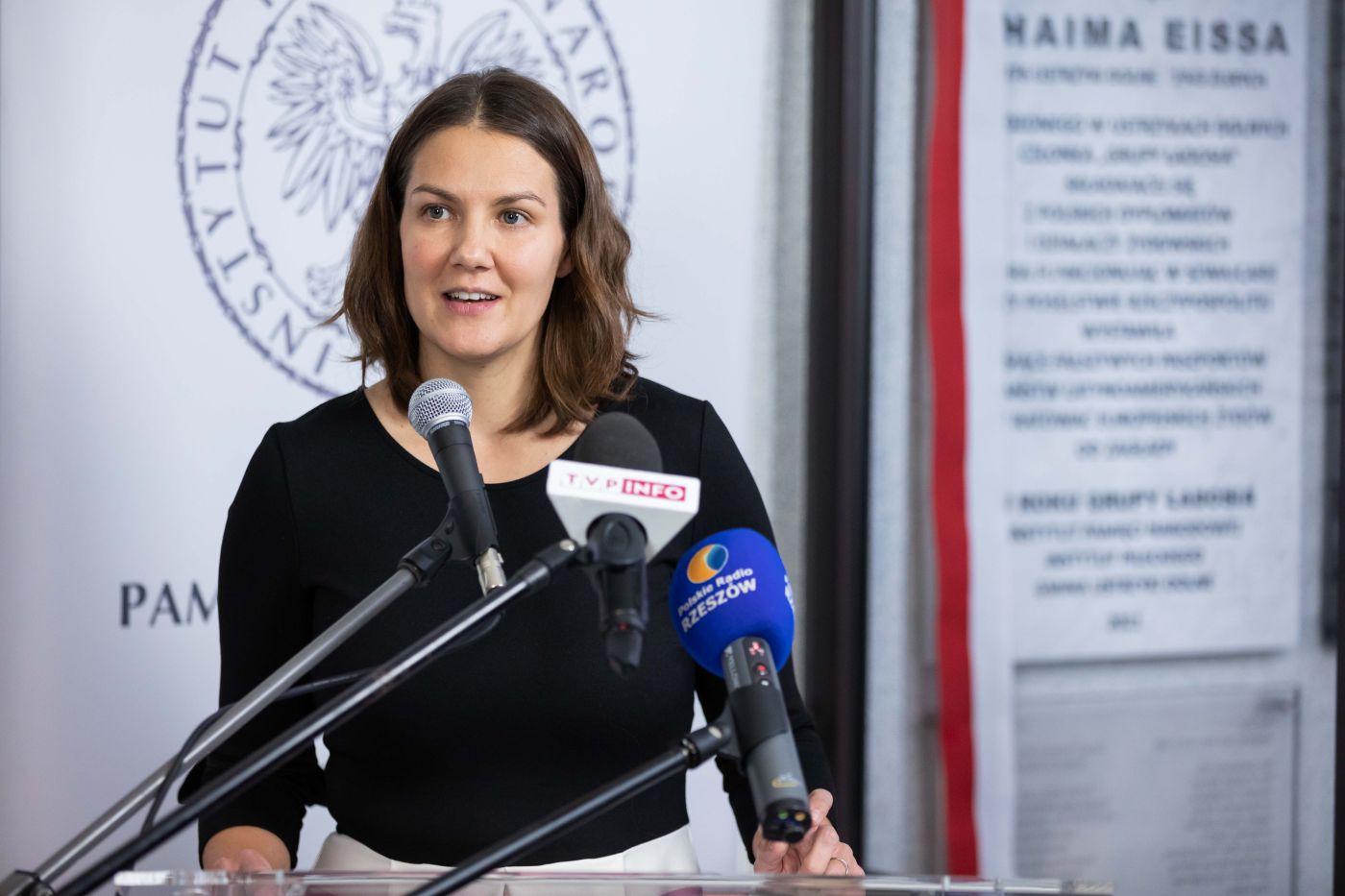 Monika Maniewska (Instytut Pileckiego) podczas odsłonięcia tablicy upamiętniającej Chaima Eissa, członka Grupy Ładosia – Ustrzyki Dolne, 22 listopada 2021. Fot. Mikołaj Bujak (IPN) Monika Maniewska (Instytut Pileckiego) podczas odsłonięcia tablicy upamiętniającej Chaima Eissa, członka Grupy Ładosia – Ustrzyki Dolne, 22 listopada 2021. Fot. Mikołaj Bujak (IPN)