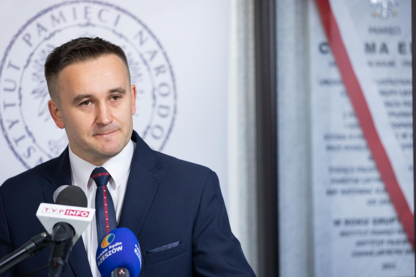 Dr Piotr Szopa, naczelnik OBUWiM w Rzeszowie, podczas odsłonięcia tablicy upamiętniającej Chaima Eissa, członka Grupy Ładosia – Ustrzyki Dolne, 22 listopada 2021. Fot. Mikołaj Bujak (IPN) Dr Piotr Szopa, naczelnik OBUWiM w Rzeszowie, podczas odsłonięcia tablicy upamiętniającej Chaima Eissa, członka Grupy Ładosia – Ustrzyki Dolne, 22 listopada 2021. Fot. Mikołaj Bujak (IPN)