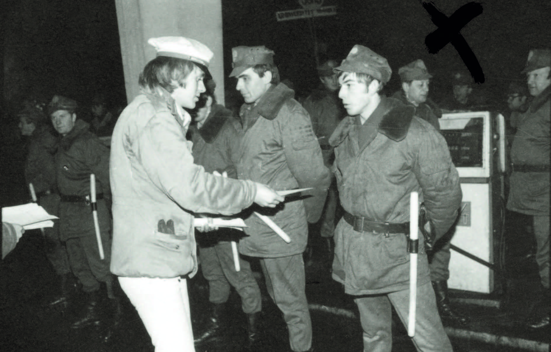 Dialog z zomowcami przy pomocy ulotek. Fot. AIPN