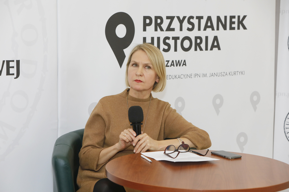 Dr Barbara Stanisławczyk-Żyła – prowadząca cykl dyskusji „Polska na froncie sporów cywilizacyjnych” – Warszawa, 6 grudnia 2021. Fot. Piotr Życieński (IPN) Dr Barbara Stanisławczyk-Żyła – prowadząca cykl dyskusji „Polska na froncie sporów cywilizacyjnych” – Warszawa, 6 grudnia 2021. Fot. Piotr Życieński (IPN)