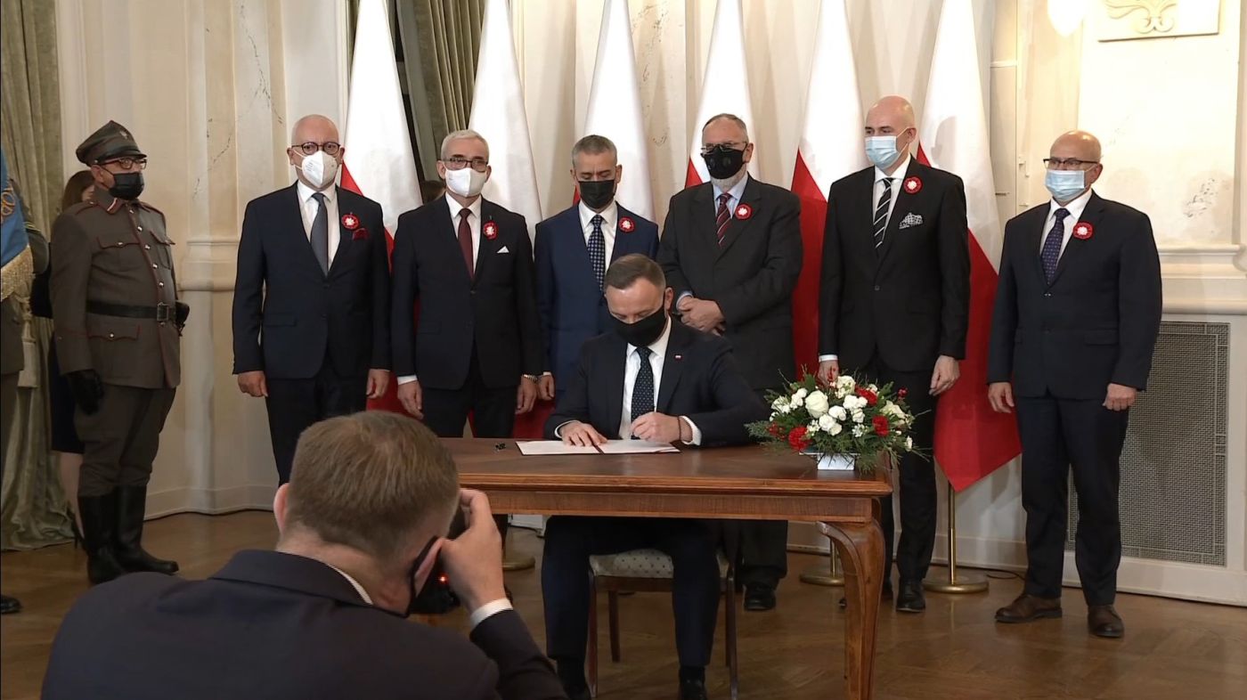 „Przystanek Historia” w TVP Historia, odc. 45: Wytrwaliśmy i zwyciężyliśmy – premiera: 9 grudnia 2021 „Przystanek Historia” w TVP Historia, odc. 45: Wytrwaliśmy i zwyciężyliśmy – premiera: 9 grudnia 2021