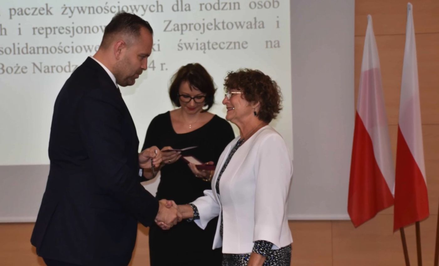 „Przystanek Historia” w TVP Historia, odc. 45: Wytrwaliśmy i zwyciężyliśmy – premiera: 9 grudnia 2021 „Przystanek Historia” w TVP Historia, odc. 45: Wytrwaliśmy i zwyciężyliśmy – premiera: 9 grudnia 2021